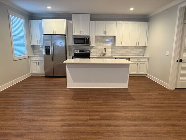 Building Photo - Modern 2 Bedroom Condo in the Heart of Melrose