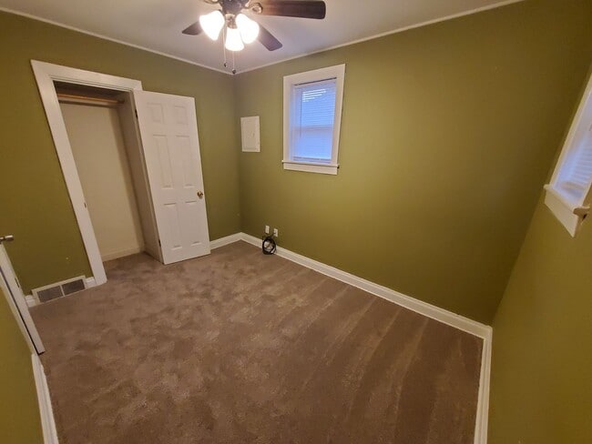 Building Photo - 3 Bedroom with open living room/kitchen/dining area, all on one floor including laundry!