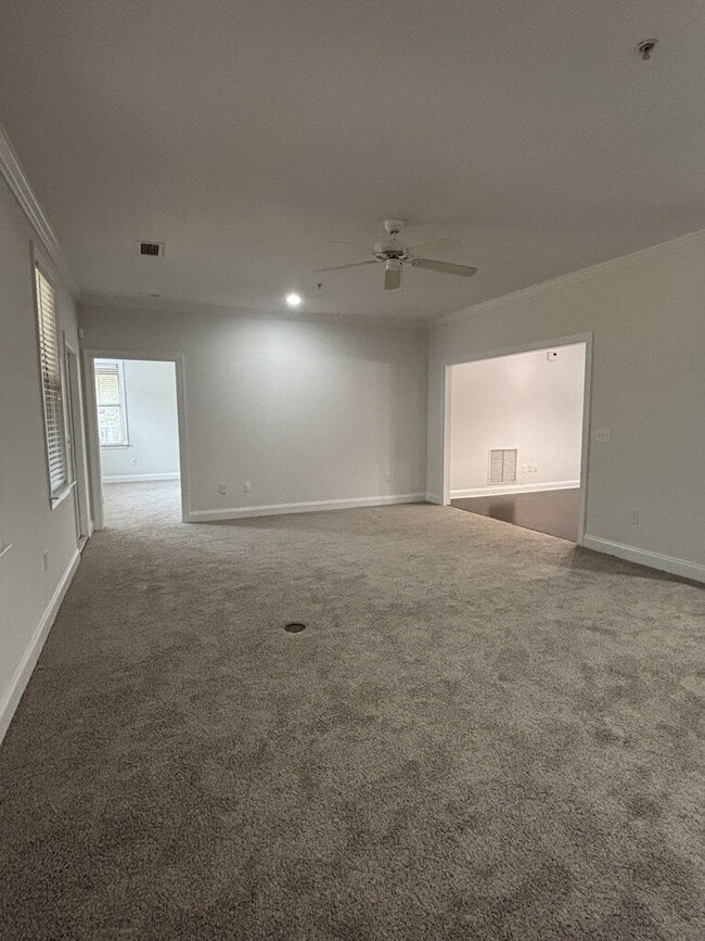 Building Photo - 5565 Colonial Chatsworth Cir