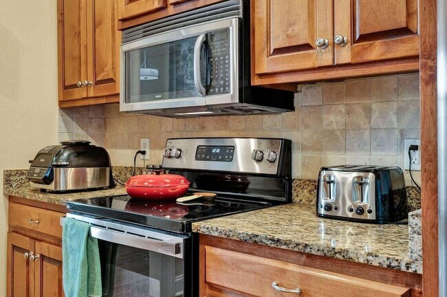 Building Photo - 1865 Weston Pl NW