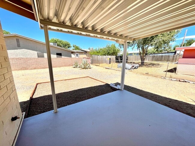 Building Photo - Furnished- Cute 2 Bedroom Home with Garage...