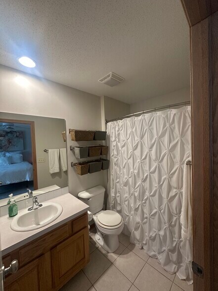 Master bathroom. - 2132 Ridgeview Cir