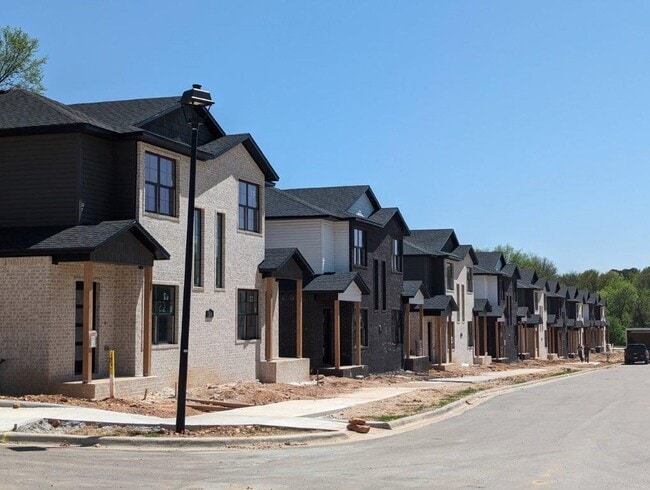 Building Photo - 990 N Crater Ave