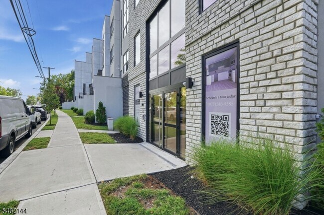 Building Photo - 420 River Dr