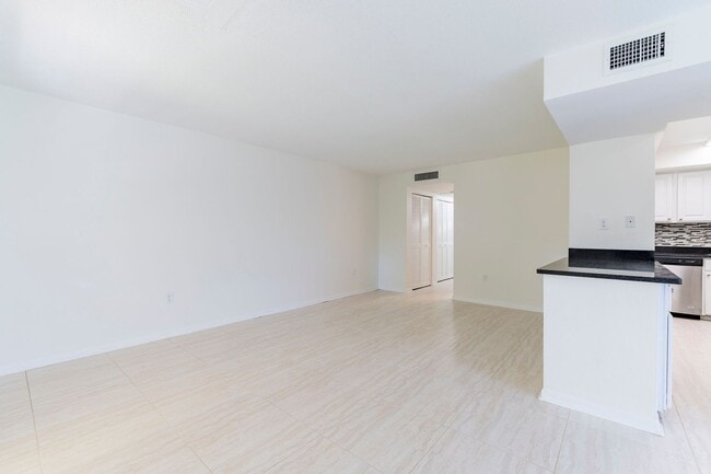 Building Photo - 2 Bedroom / 2 Bath Condo