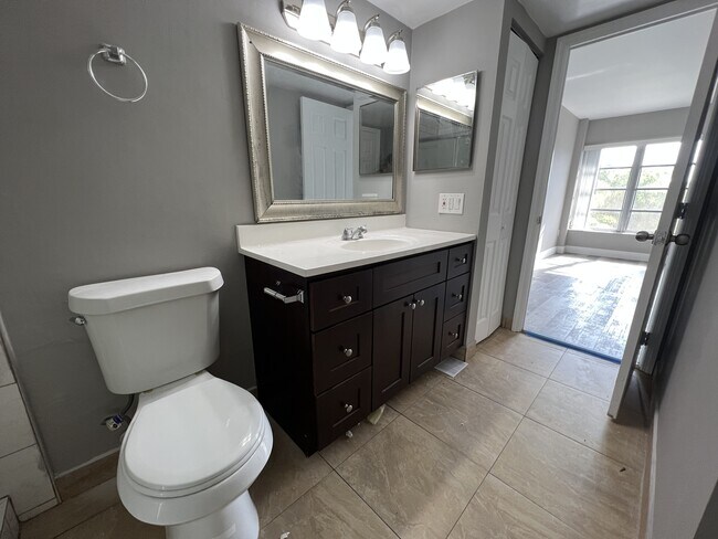 Building Photo - 4158 Inverrary Dr