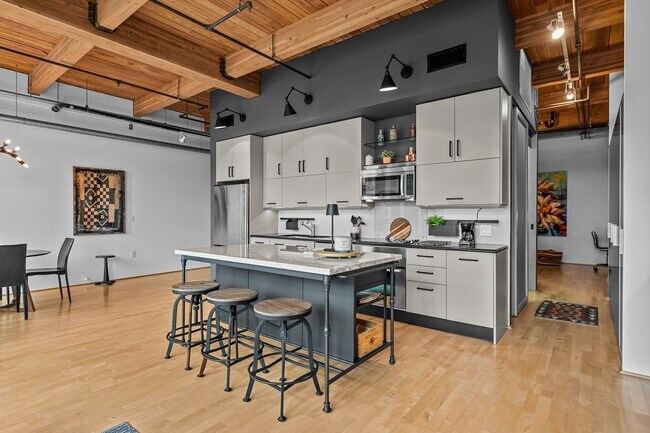 Building Photo - Gorgeous One Bedroom Luxury Condo in Ballpark!