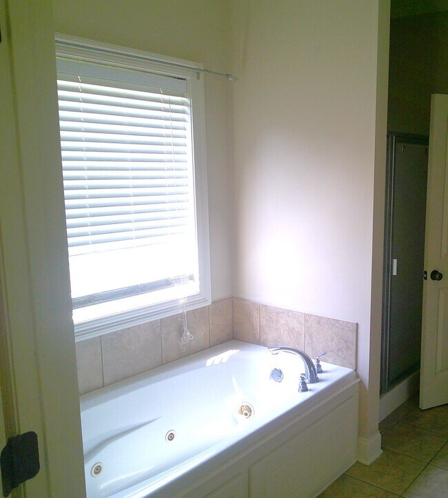 Building Photo - 141 Creekside Dr
