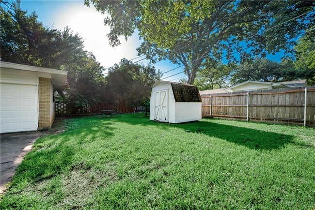 Building Photo - 1601 Larkspur Dr