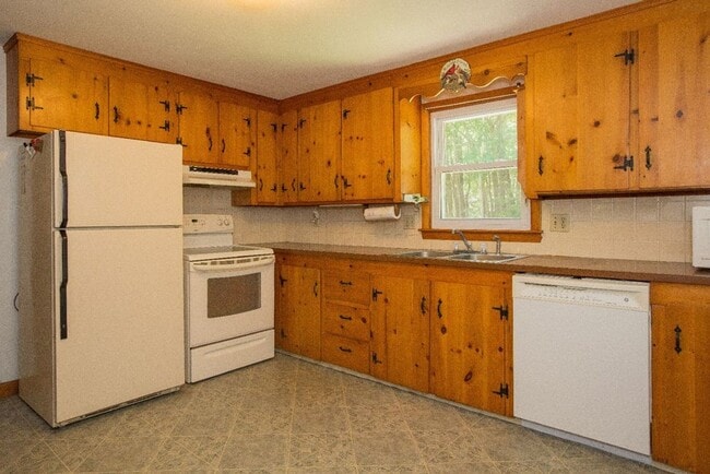 Building Photo - New Listing! Single Family Home in Yarmouth