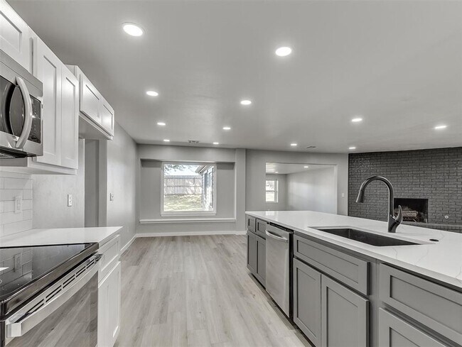 Building Photo - Look at this beautiful home!! 4 bed, 3 full baths!