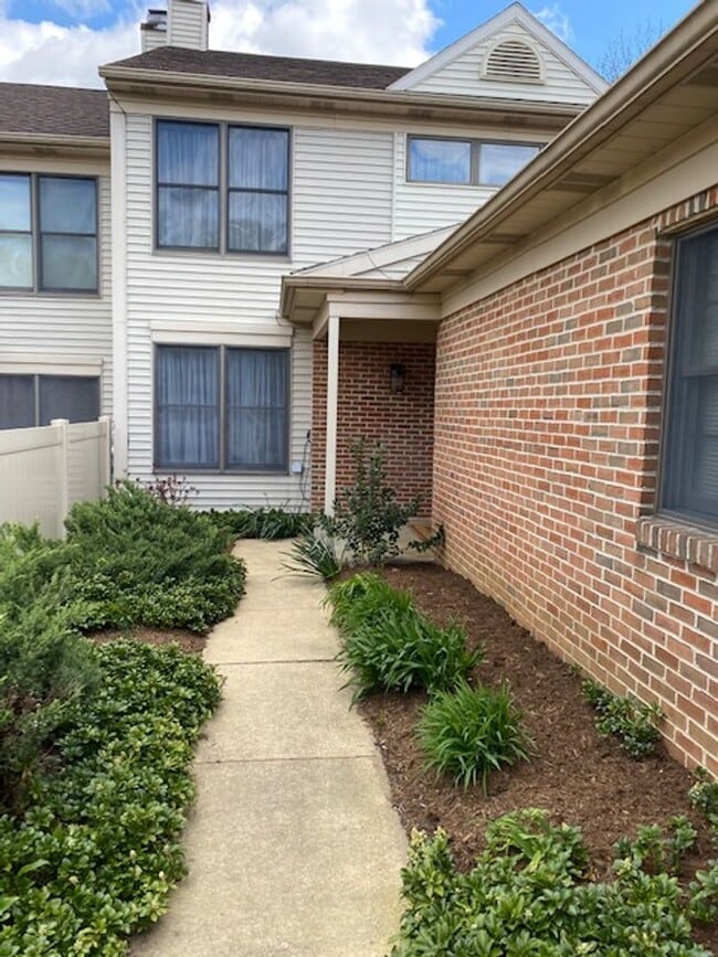 Primary Photo - 3 bedroom 4 bathroom home in Lancaster tow...