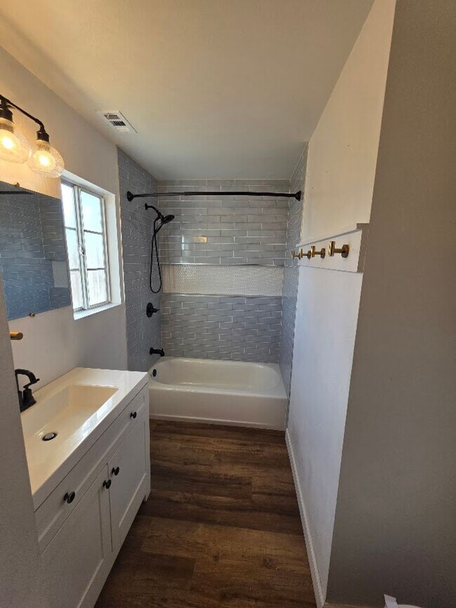 Building Photo - RENOVATED 2BD/1.5 BATH WITH PARKING, LAUNDRY, AND FULL H-VAC