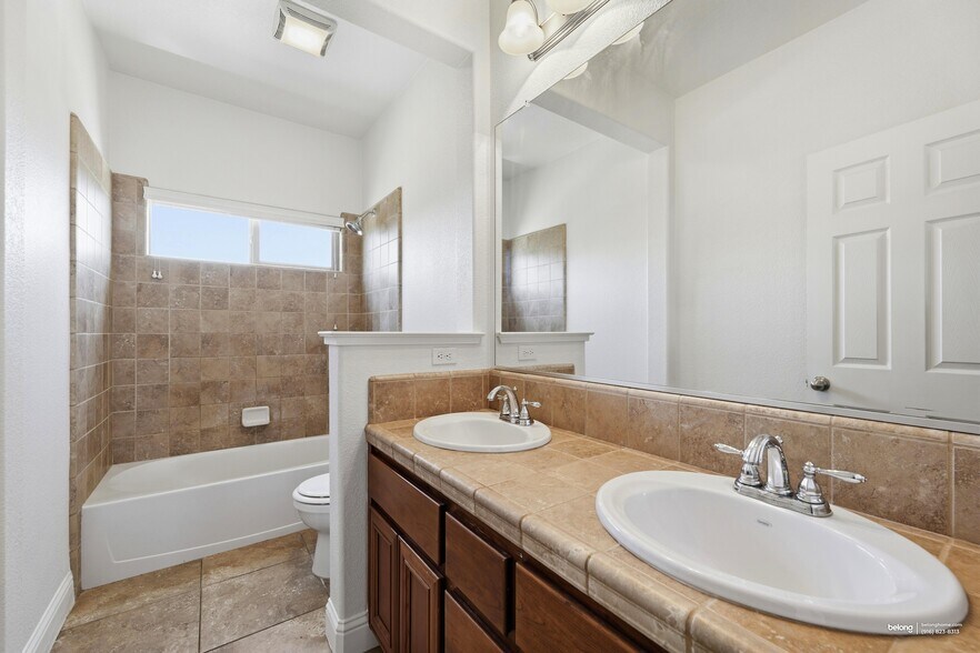 Building Photo - 2439 Lincoln Airpark Dr