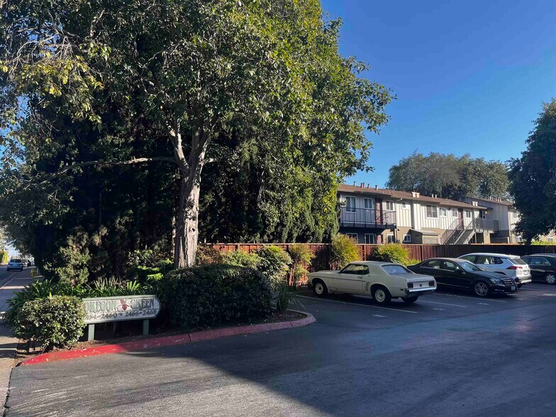 Building Photo - 2454 W Bayshore Rd