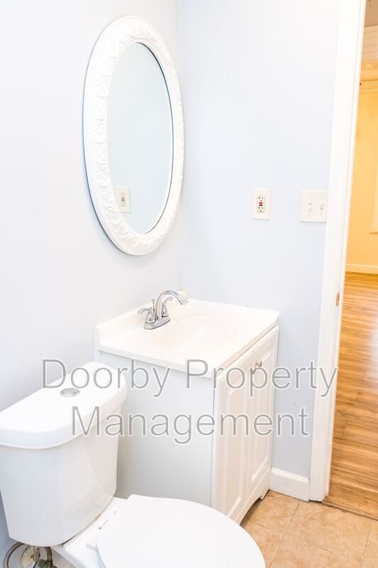 Building Photo - 604 S Cherokee St