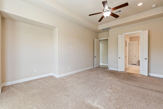 Building Photo - Luxurious 4 bedrooms 3 bathrooms home in L...
