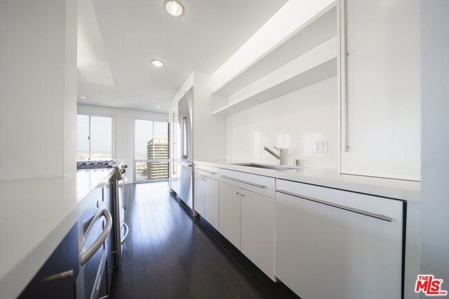 Building Photo - 800 W 1st St