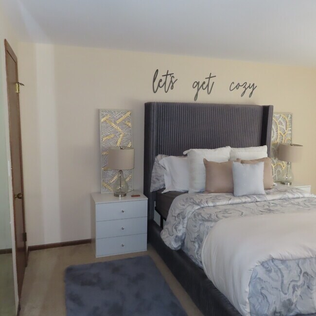 Building Photo - 2325 N Neva Ave