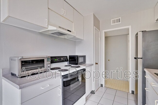 Building Photo - 181 Del Medio Ave