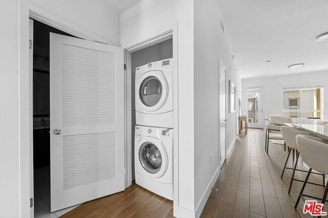 Building Photo - Beautiful Playa Vista Home With In Unit La...