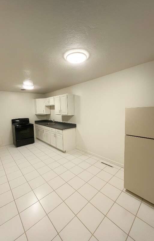 Building Photo - 831 E Stratford Ave