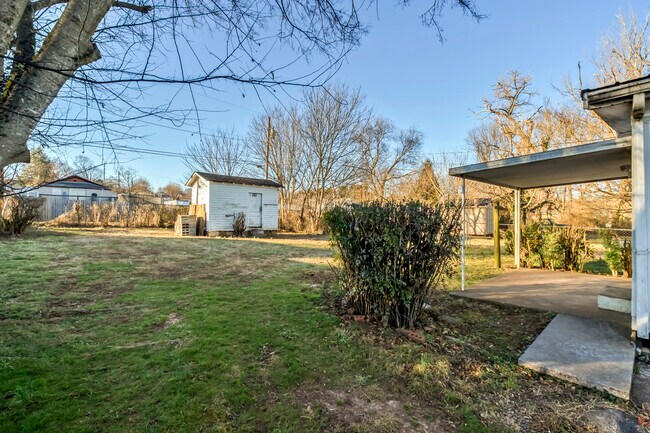 Building Photo - 836 Commerce St