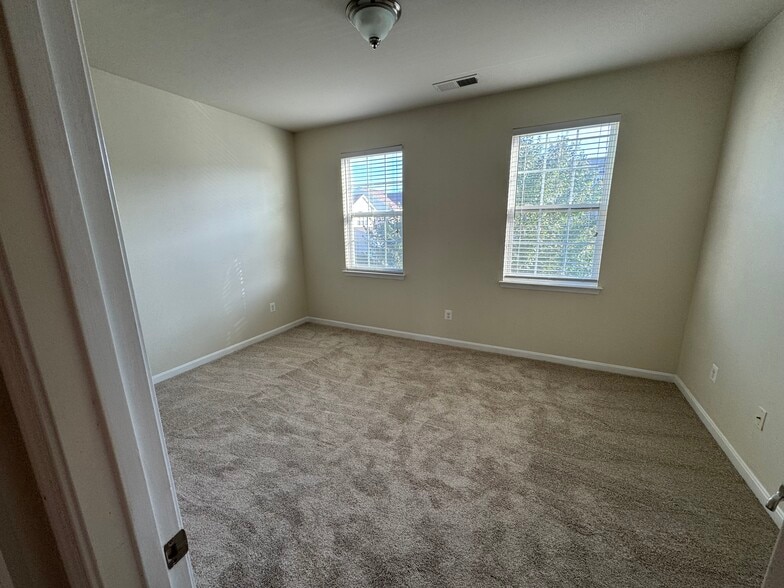 The well-sized third bedroom also has a large walk-in closet. - 44520 Gray Wolf St