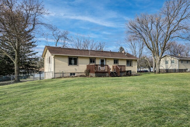 Building Photo - Great 3bed 2bath Single Family Home in Prime Eden Prairie Neighborhood
