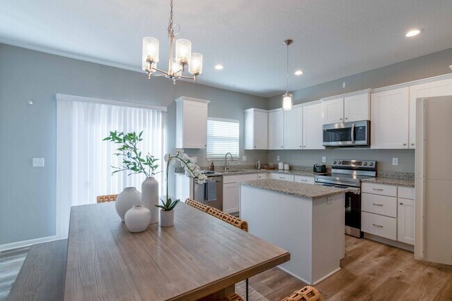 Building Photo - Fantastic 4bd/3ba home! Coming soon!