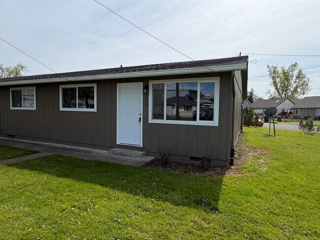 Building Photo - 2 Bedroom 1 bath tri-plex