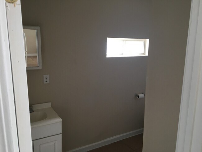 Building Photo - 132 Hopkins Ave