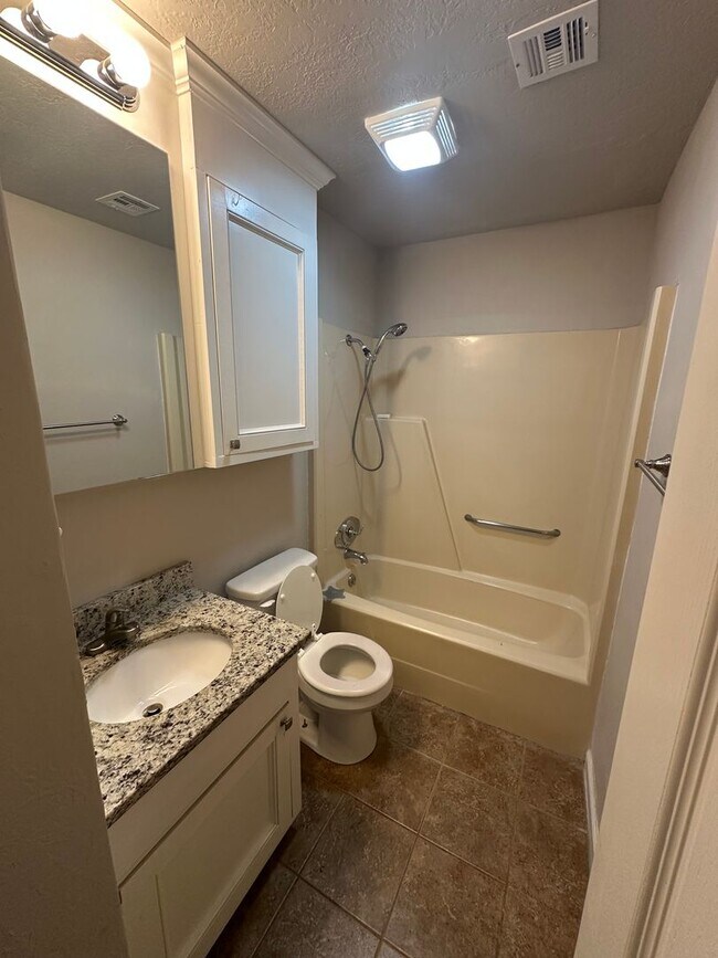 Building Photo - Total Remodel 3bed, 2bath, 2car in S Norman
