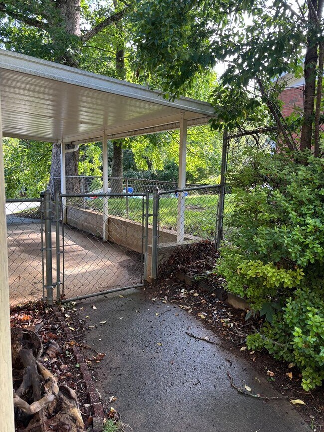 Building Photo - Charming single family home on a cul-de-sac that accepts vouchers