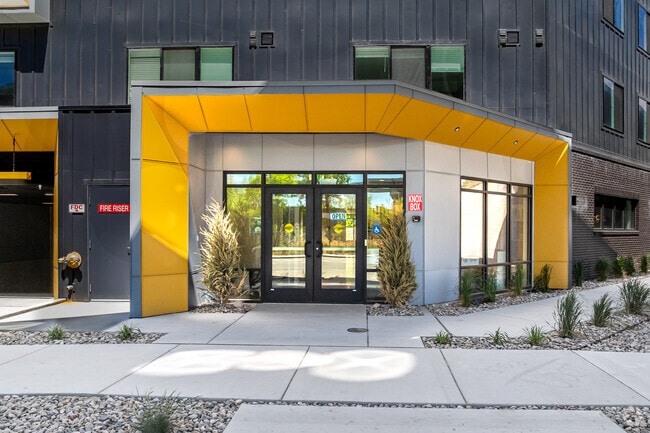 Building Photo - Alta Vue