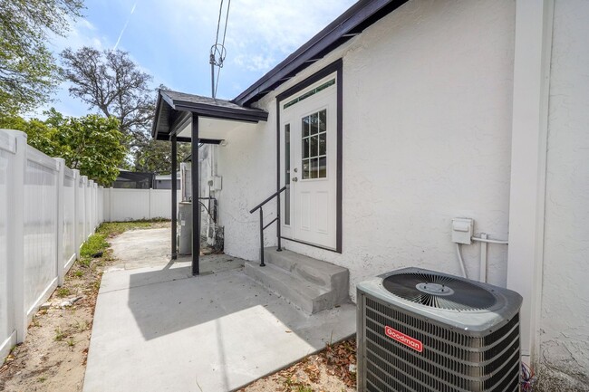 Building Photo - 2-Bedroom, 1.5-Bathroom Home in Tampa – Pe...
