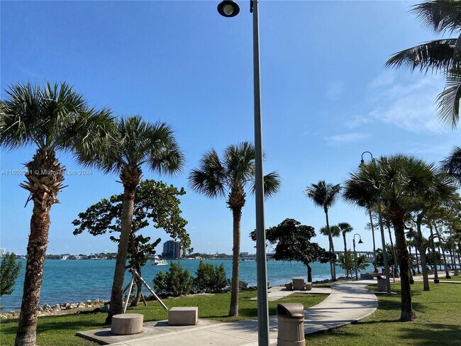 Building Photo - 1900 N Bayshore Dr