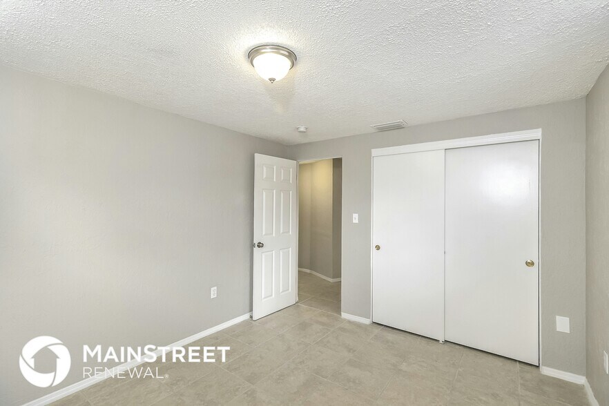 Building Photo - 4215 Tarpon Rd