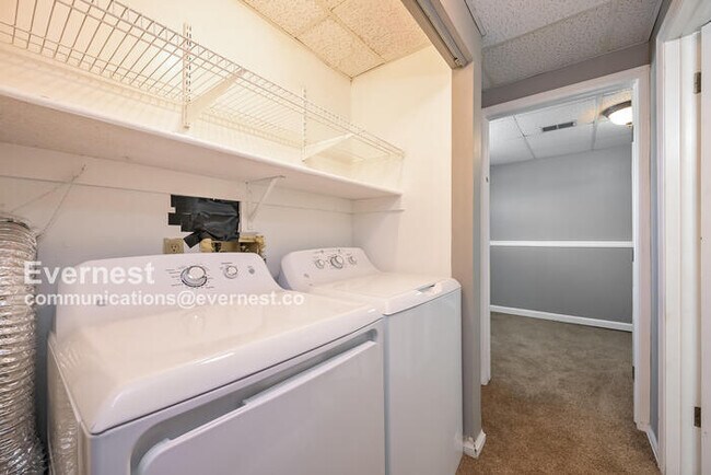 Building Photo - pacious 3 Bed, 2 Bath Home with Fenced Yard and Two-Car Garage