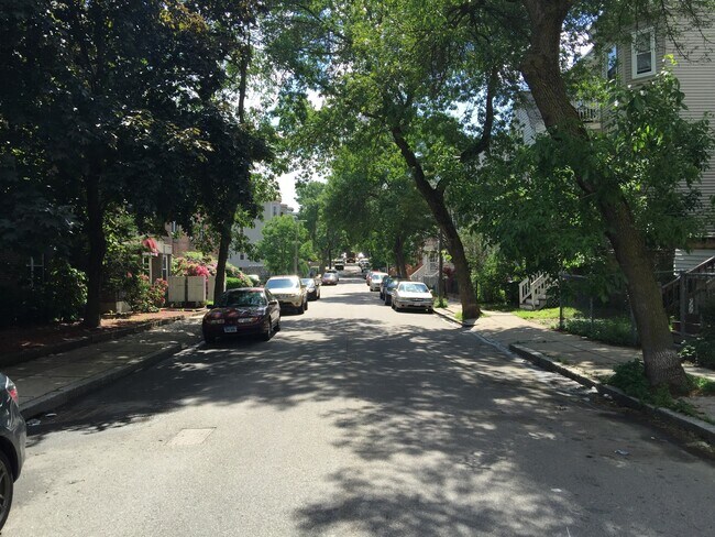 Building Photo - Spacious 3-bed 1.5 Bath in Excellent Neigh...