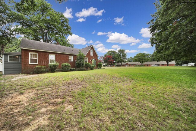 Building Photo - Lovely Brick Ranch Home Close to Uptown Ch...