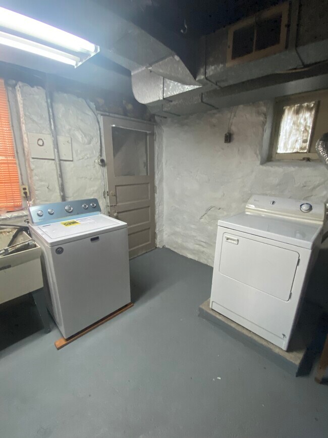 Building Photo - 508 Dick St