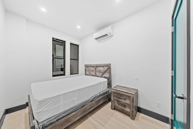 Building Photo - 2458 Lorillard Pl