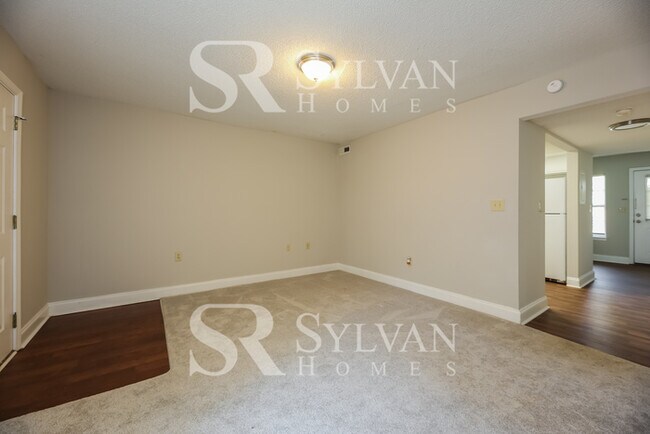 Building Photo - Charming 3BR 2.5BA Townhome Ready for Move...