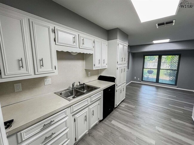 Building Photo - 4624 Trailwood Dr