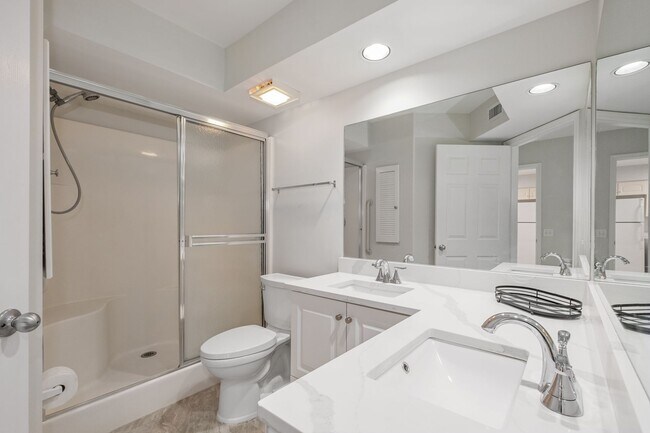 Building Photo - 2 bed + den 2 bath condo, just 2.5 miles from the beach!