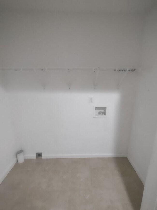 Building Photo - Center Duplex 2 Bed 1.5 Bath Benton KY