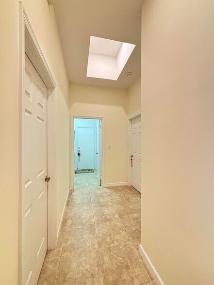 Building Photo - 6532 SE Broadmoor Ln