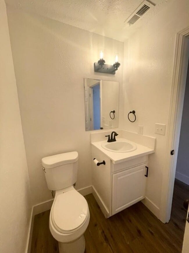 Building Photo - 3 bedroom, 3 bathroom home in the heart of Elk Grove