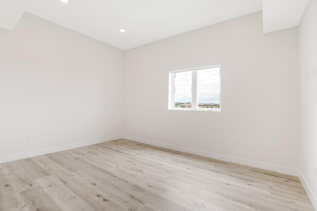 Building Photo - 3308 Mentone Ave